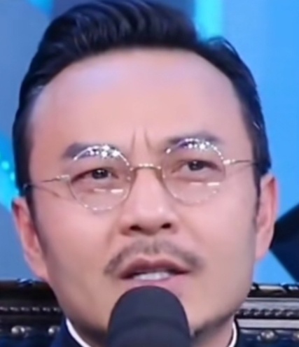 印堂双竖纹，往往是脑力劳动者，脑力创作者。 