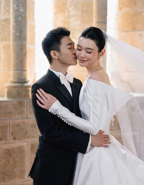 奚梦瑶晒婚礼照片奚梦瑶婚礼伴手礼 奚梦瑶与何猷君结婚七年后的法国豪华婚礼引起网友