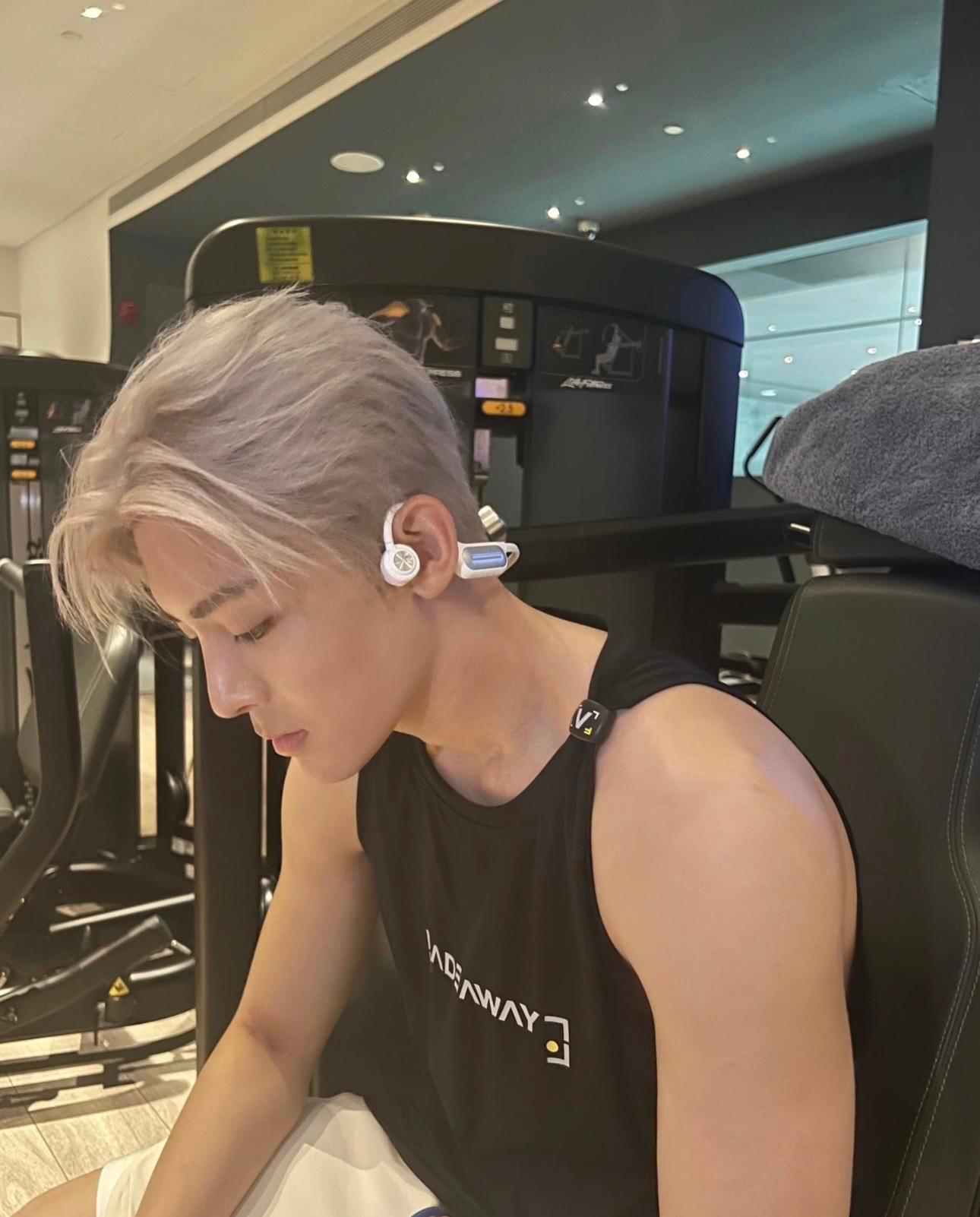 侯明昊问是投喂还是减肥 哥哥想看这样的照片🥵🥵🥵🥵请晒： 