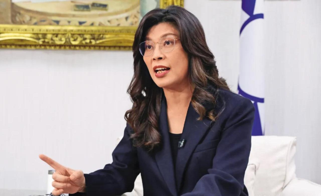 郑丽文成最后赢家！
朱立伦刚见完美国人。
转眼就成了被告。

这时间凑得巧。
让