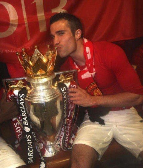 【范佩西为这1冠苦等12载】北京时间5月13日，在老特拉福德范佩西终举起梦寐以求