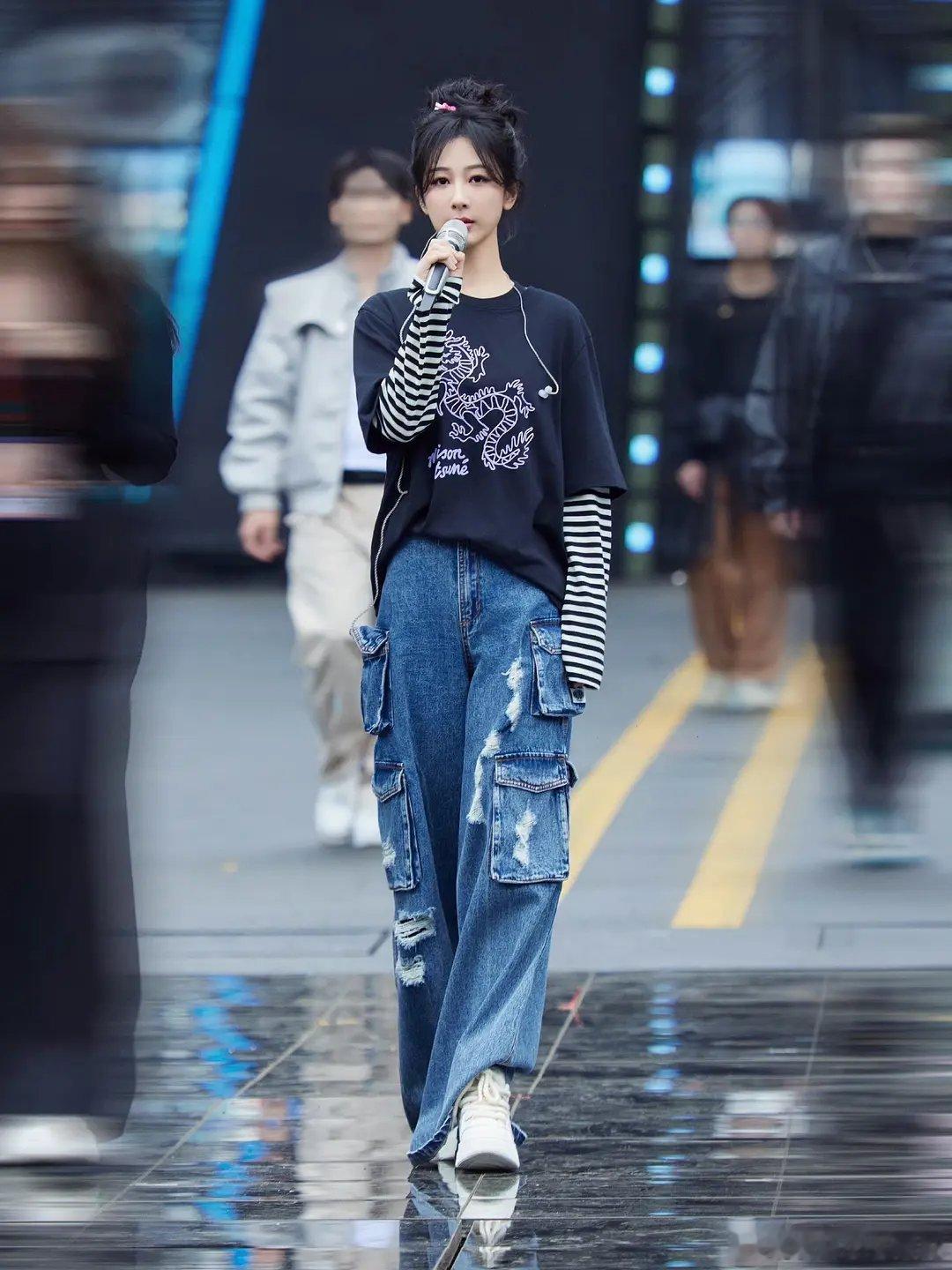 杨紫，赵丽颖还有刘亦菲的穿搭都一言难尽，要不是这个颜和身材，真的灾难 ​​​