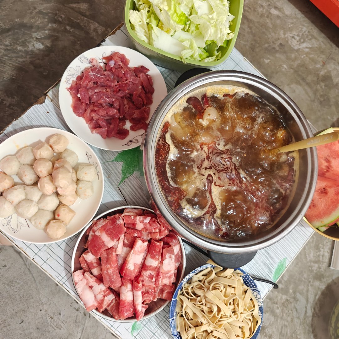 夏日炎炎，火锅里的麻辣与鲜香，是对味蕾的热烈告白，也是对生活的无限热爱。 