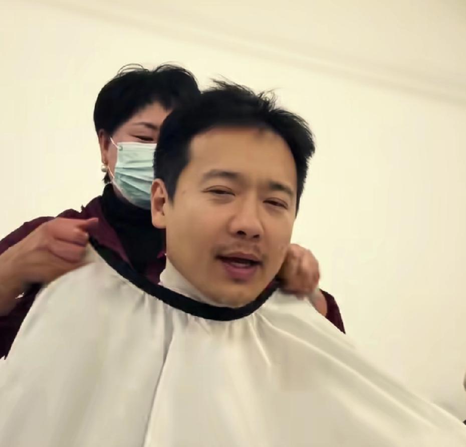 43岁高云翔胡子花白蹲路边剪头，董璇却带娃在三亚冲浪！
这对比太狠了…
同款农历