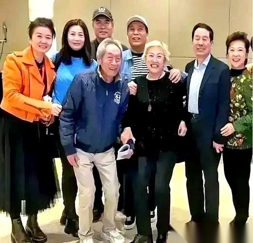 一张老戏骨的合照，不知怎么就传开了。
前排C位，王奎荣老师一头银发，精神头十足。