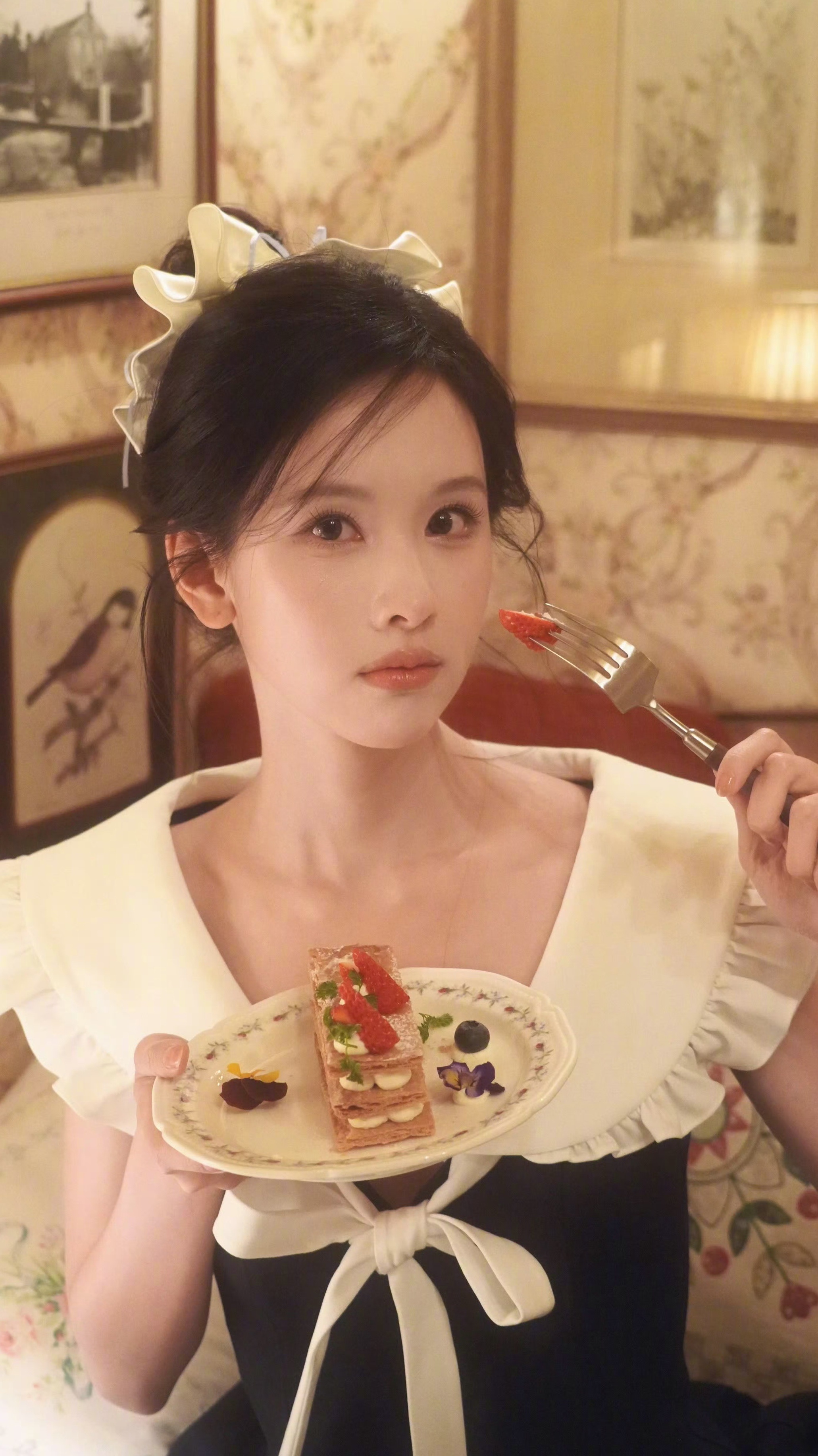 陈都灵新营业图，梦幻童话风🧚♀️这状态跟刚出道时有什么区别，还是软萌软萌~陈都