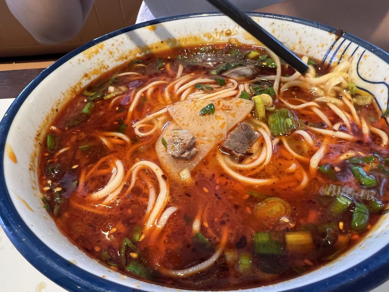 今天给大家看看我们兰州牛肉面，很多外地的朋友都说兰州的牛肉面没有肉，那你们看图案