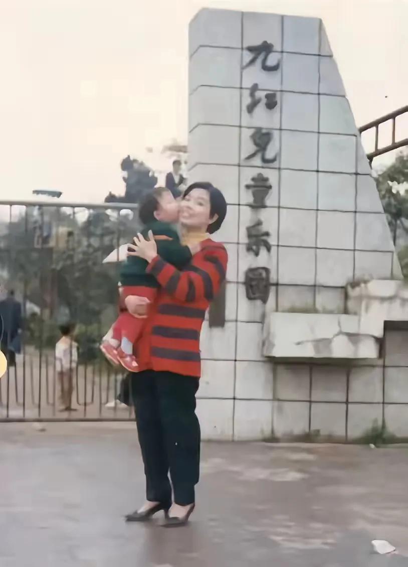 看着这张旧时的照片，忍不住为许妈难受，那么可爱的小人儿嘟着小嘴贴在妈妈脸上，一脸