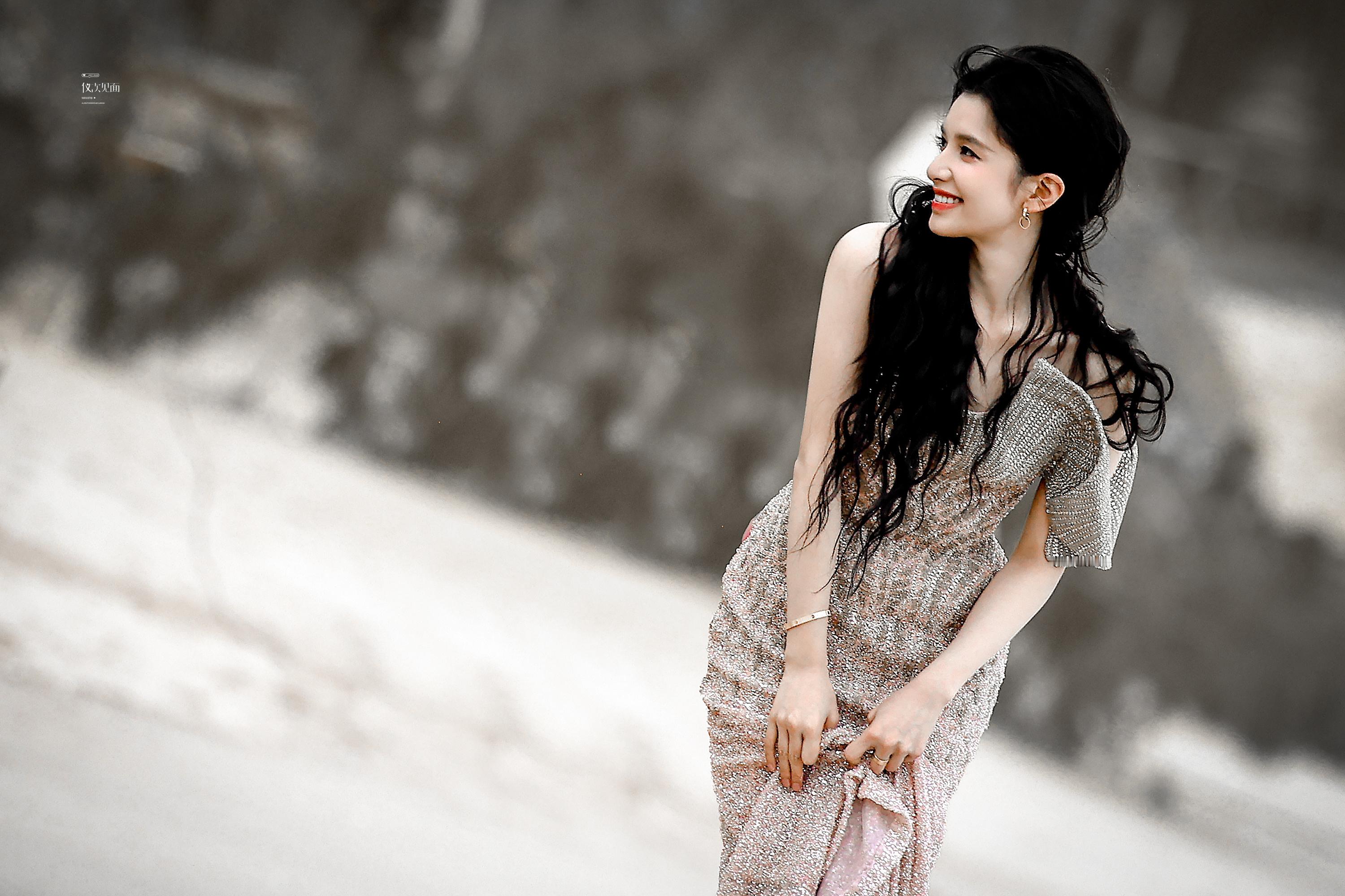 张婧仪ELLE海边外拍路透，好生动的美，是笑起来超级明媚的人鱼公主[么么哒] ​