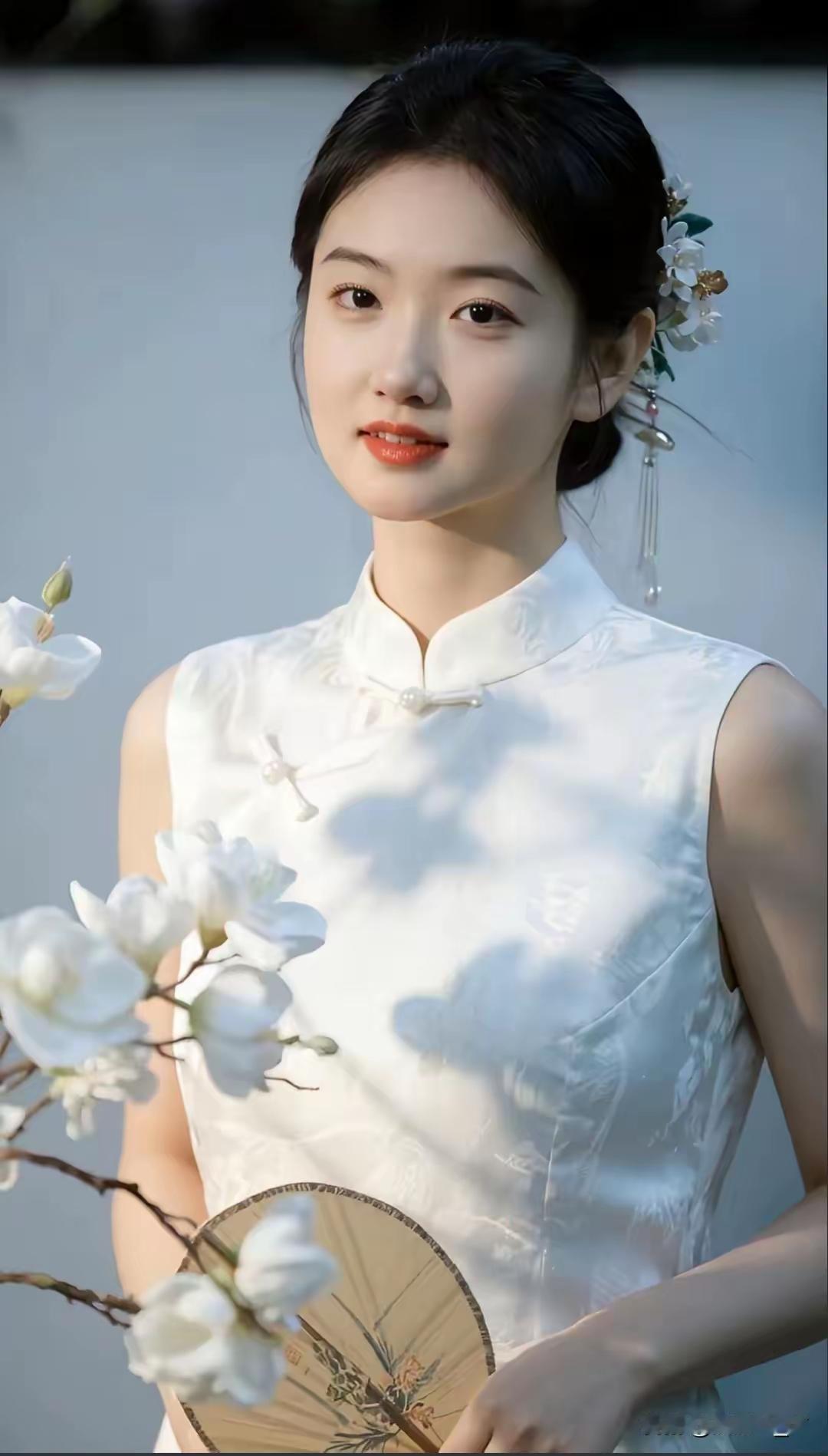 这样的孙颖莎
宛如一朵玉兰花🌺
清新素洁又高雅
说是人中龙凤
一点都不差～
