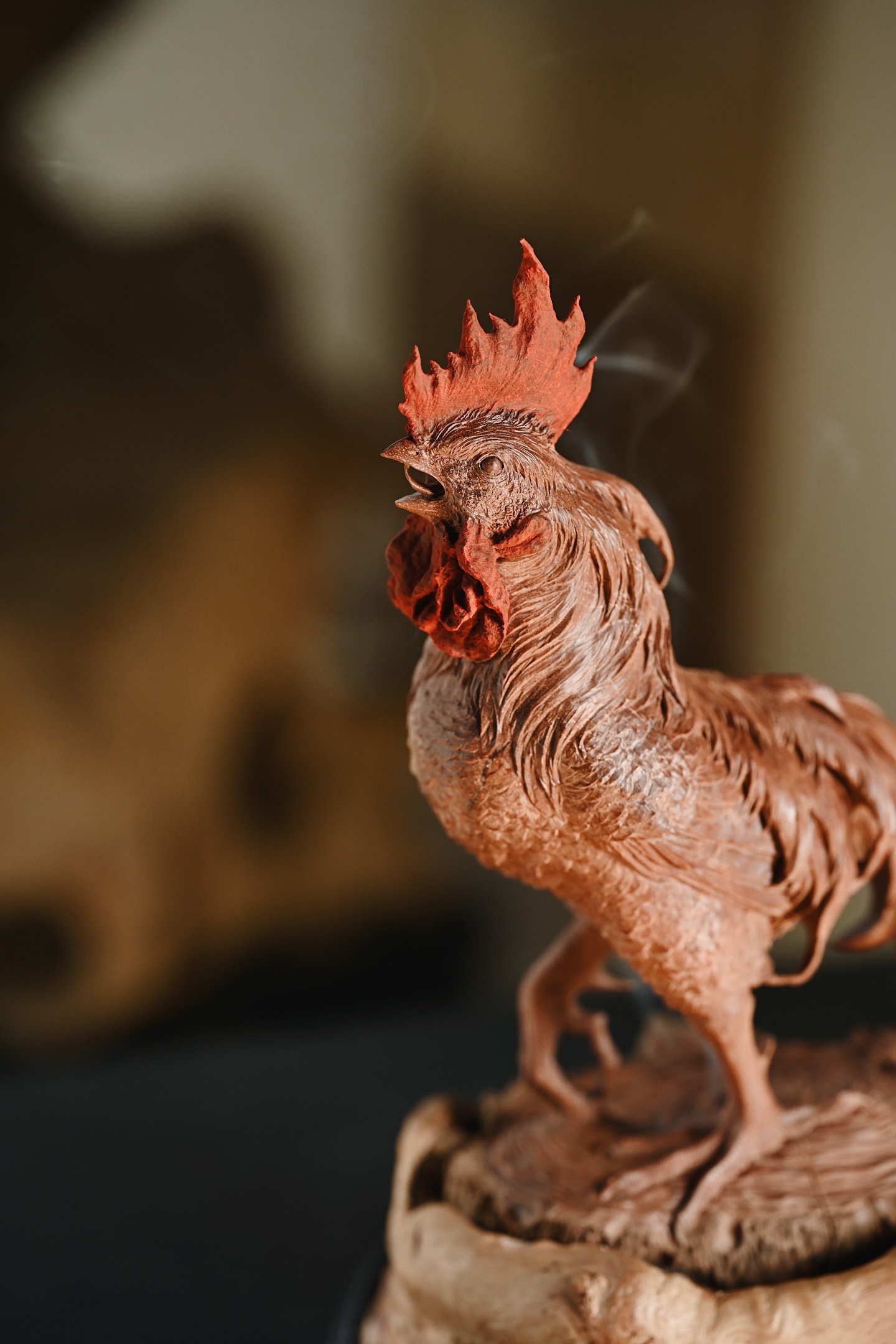 荔枝木x彩绘 | 一鸣天下晓•雄鸡 香炉摆件一体雕作，塑造昂首报晓雄鸡，局部施以