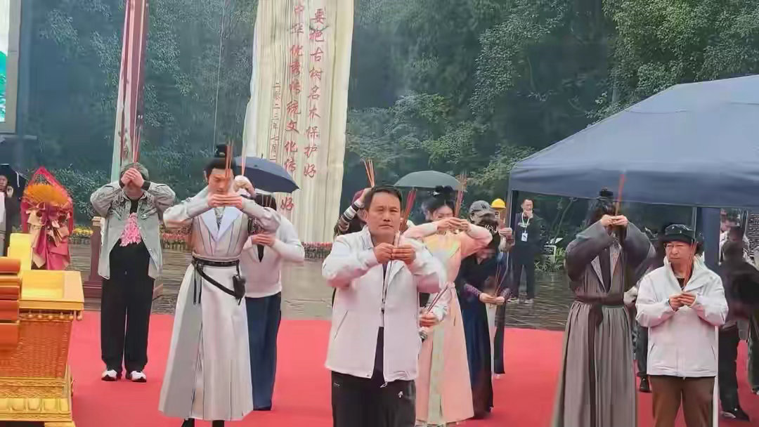 唐诡五六季一起拍80集这次选择两季连拍，最大的好处就是故事脉络能够连贯统一，人物