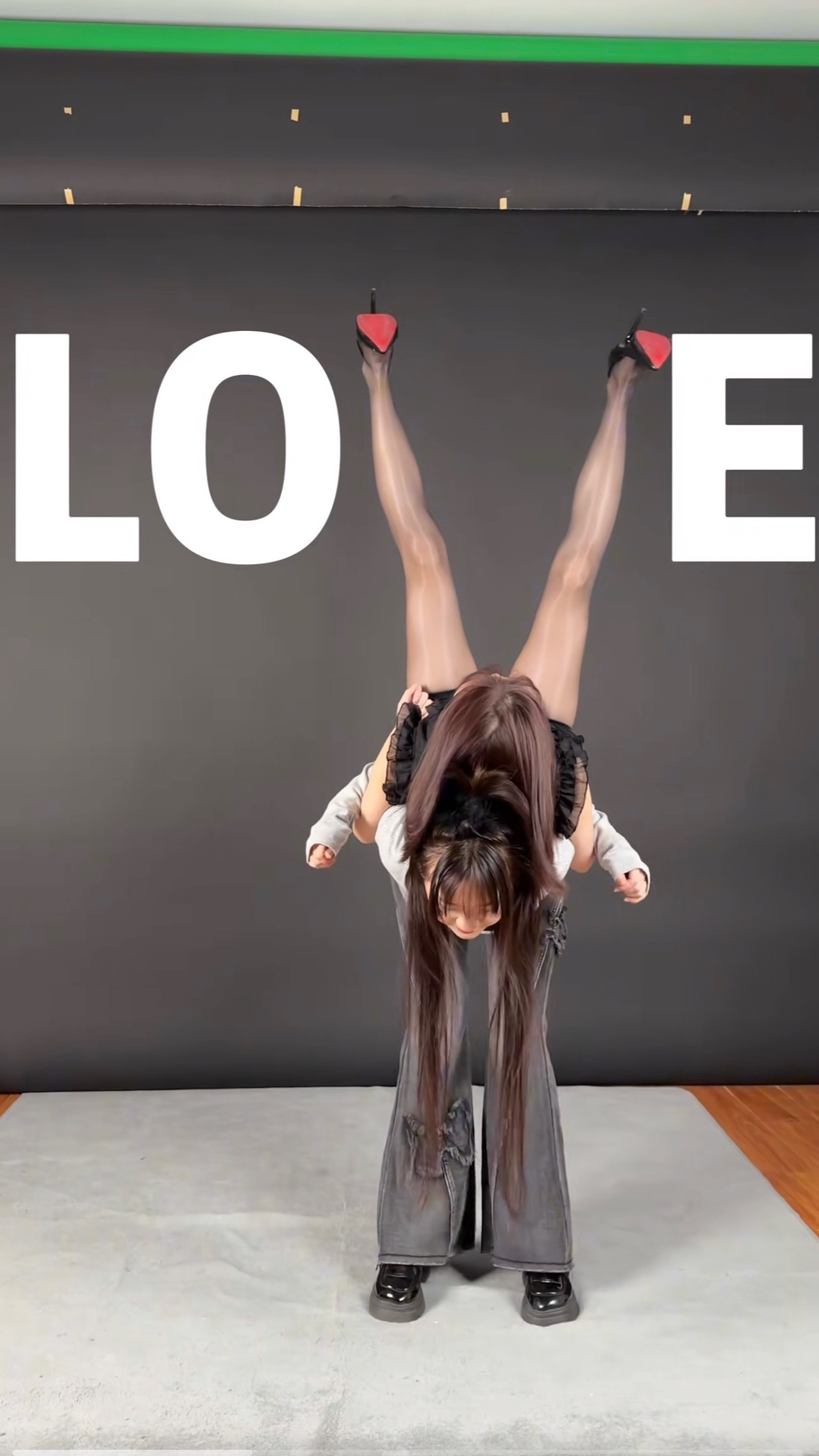 给大家表演一个爱字😘 