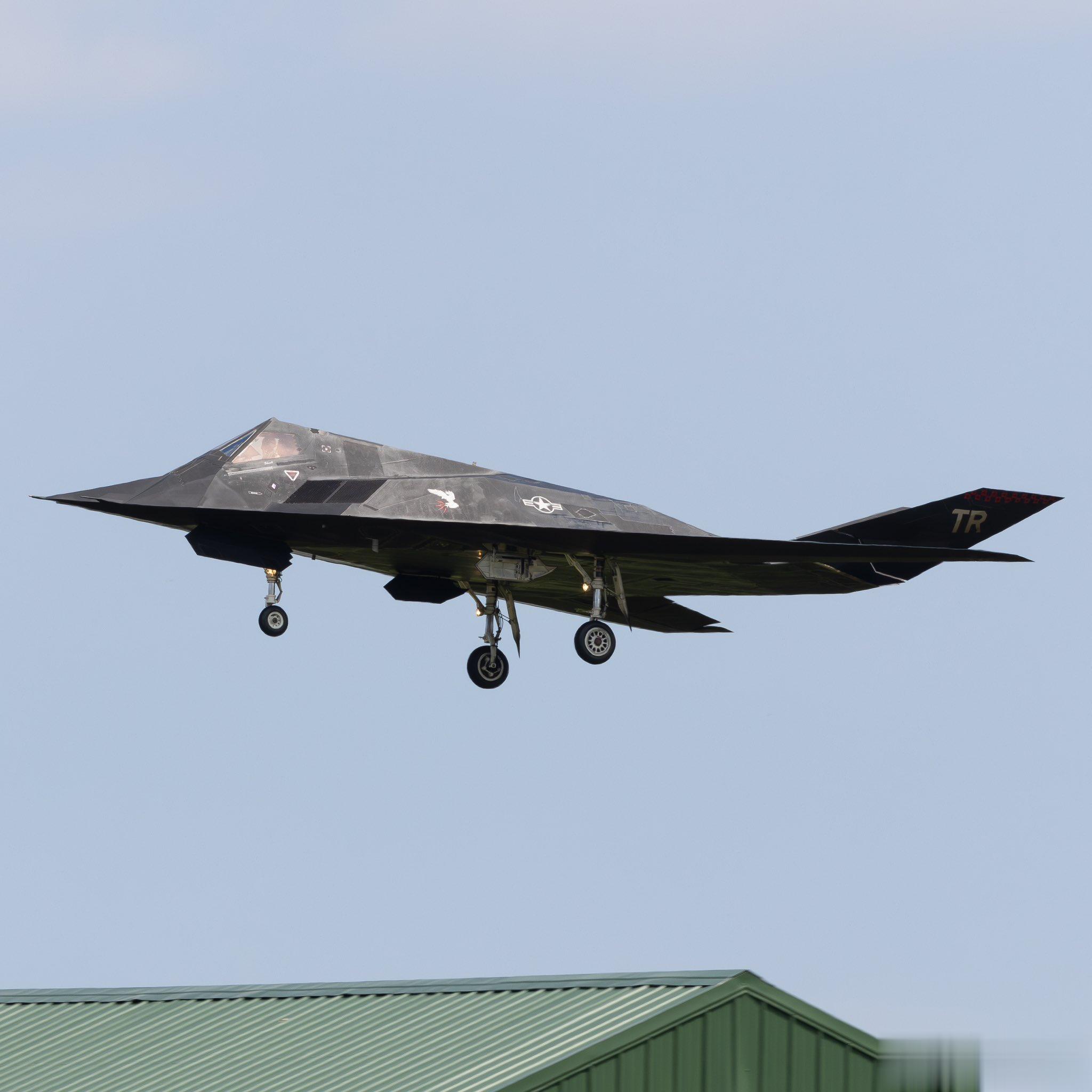 明尼苏达州杜鲁斯出现的F-117#航空[超话]##武器装备[超话]# ​​​