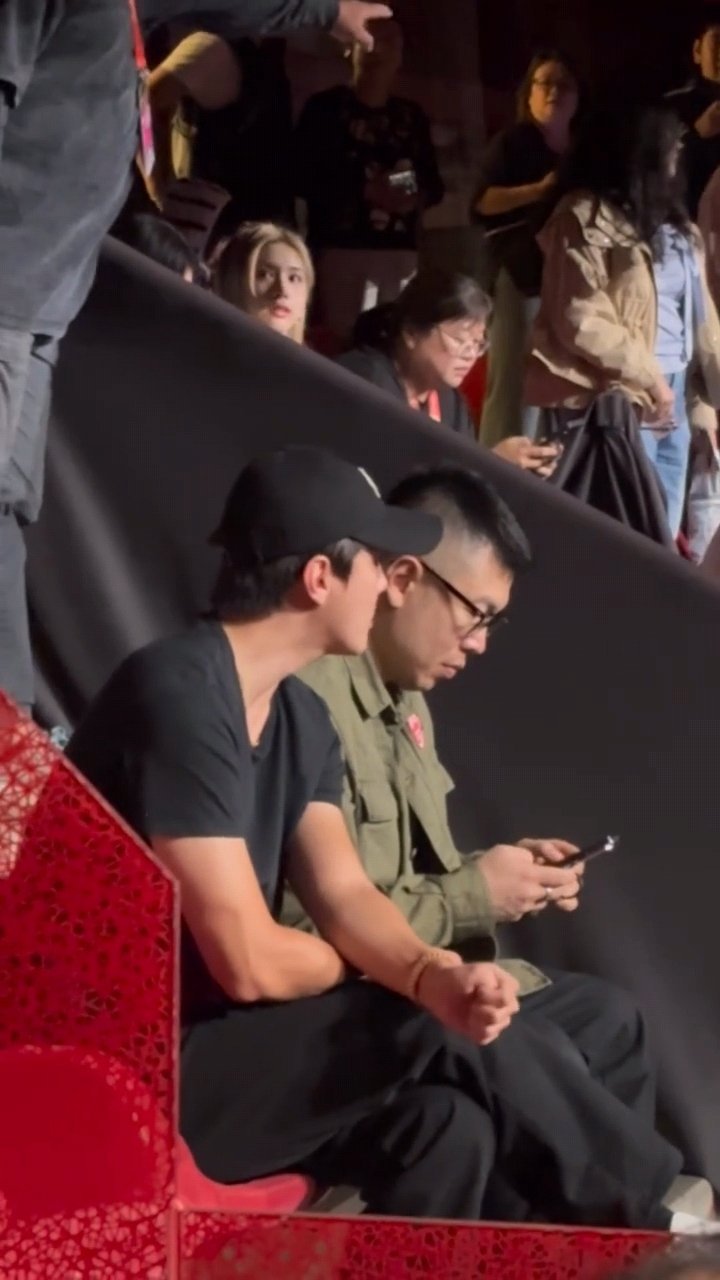 吴世勋去看张艺兴鸟巢演唱会好帅哦我们世勋！吴世勋来看张艺兴鸟巢演唱会了吴世勋 张