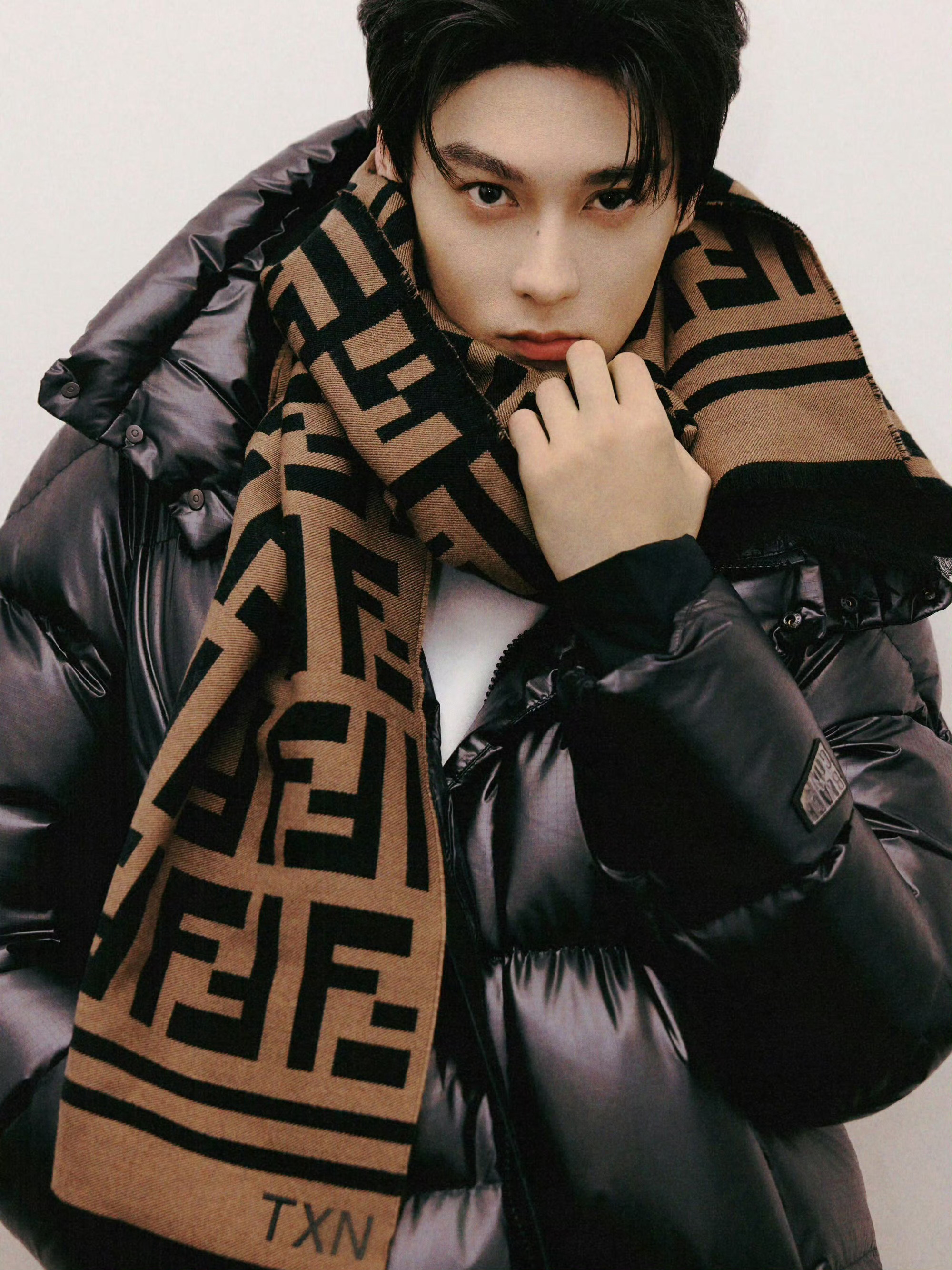 田栩宁｜奢牌大片更新，黑色羽绒服搭配FENDI 羊绒围巾，一款特别定制for T
