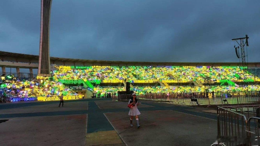 Top登陆少年海口演唱会 来看[举手]朱志鑫黄海、张泽禹绿海、苏新皓红海 ​​​