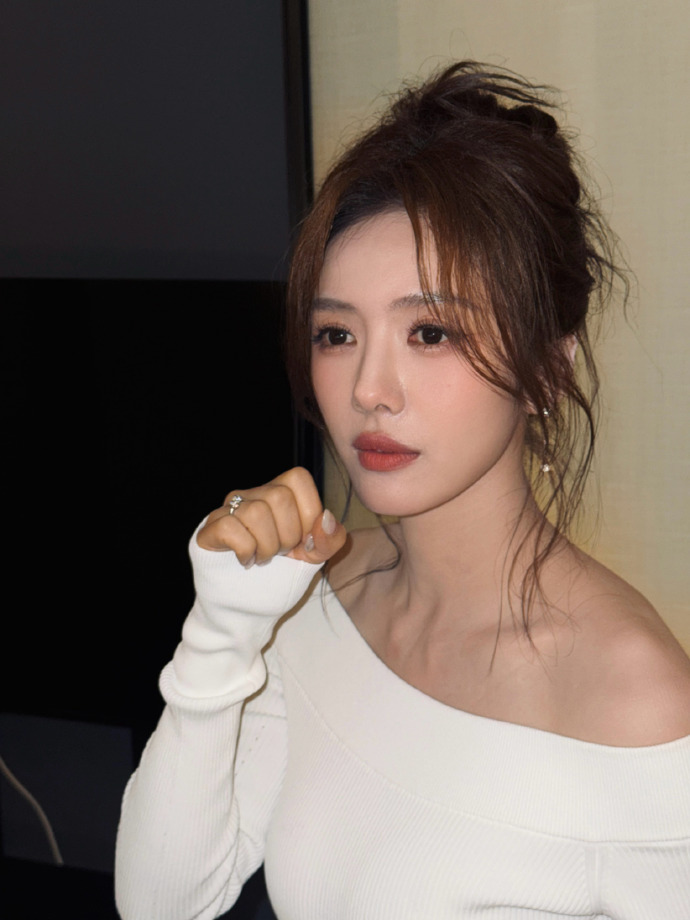 蔡文静给自己唱美了蔡文静好美的脸好近的怼脸，好美的脸，也是给自己唱美了哈哈 ​​