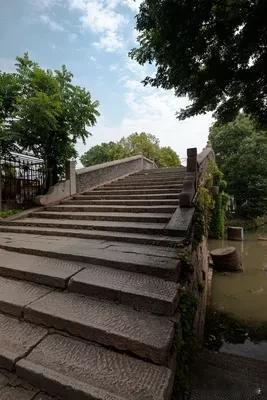 七律·小桥流水
 
一溪云影映晴柔，石拱横波古渡头。
岸柳垂丝牵客棹，汀花照水弄