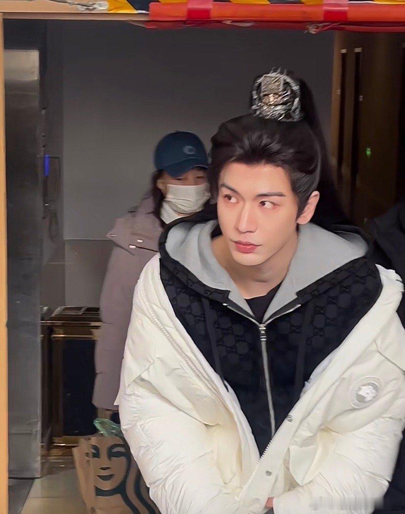 张凌赫出妆路透来啦，这发冠着实霸气十足，让人对他此次的造型充满期待，想必又会是一