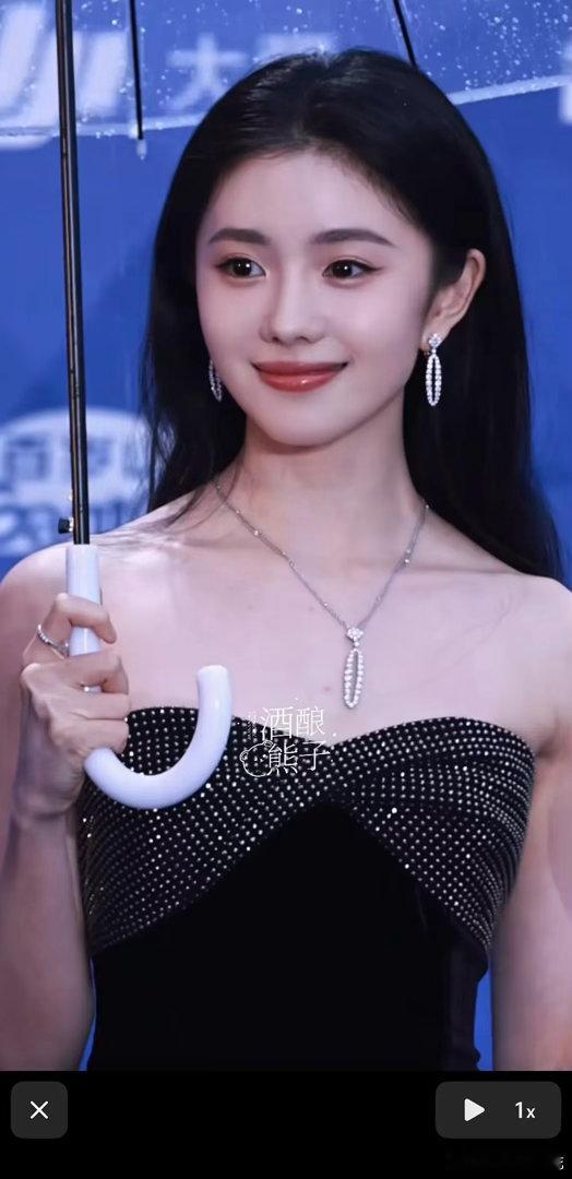 北影节红毯刘浩存出图，是不是状态不错？今天的裙子意料之外的好看啊，感觉刘浩存生图