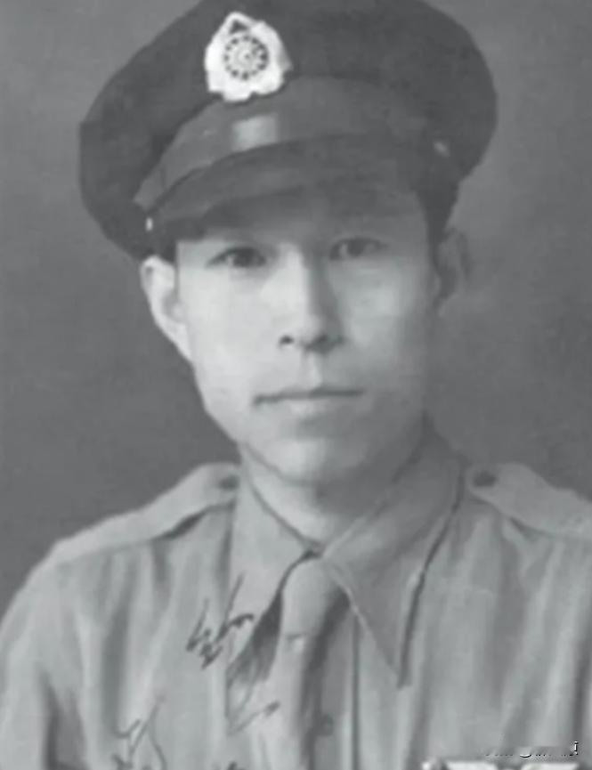 [微笑]1944年，飞行员王光复在执行任务途中，发现路上有一辆被大布盖住的列车，