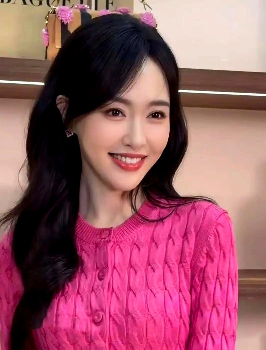 唐嫣42岁穿芭比粉杀疯了！
 

1月14日FENDI活动现场，生图白到发光，甜