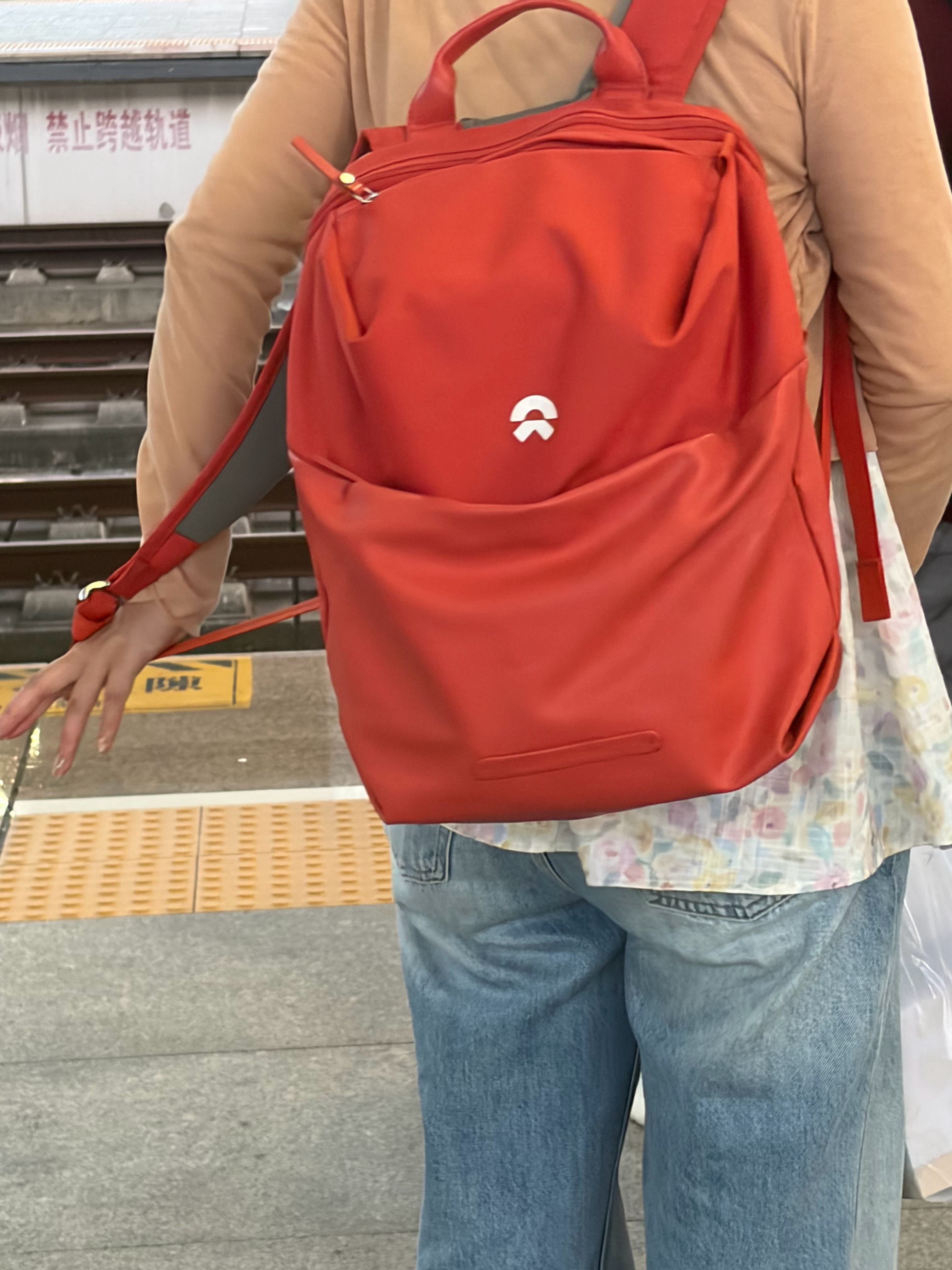 在高铁站看上了一个包 搜了一下卖五百多！又打开蔚来官旗看了一眼 怎么什么都好看