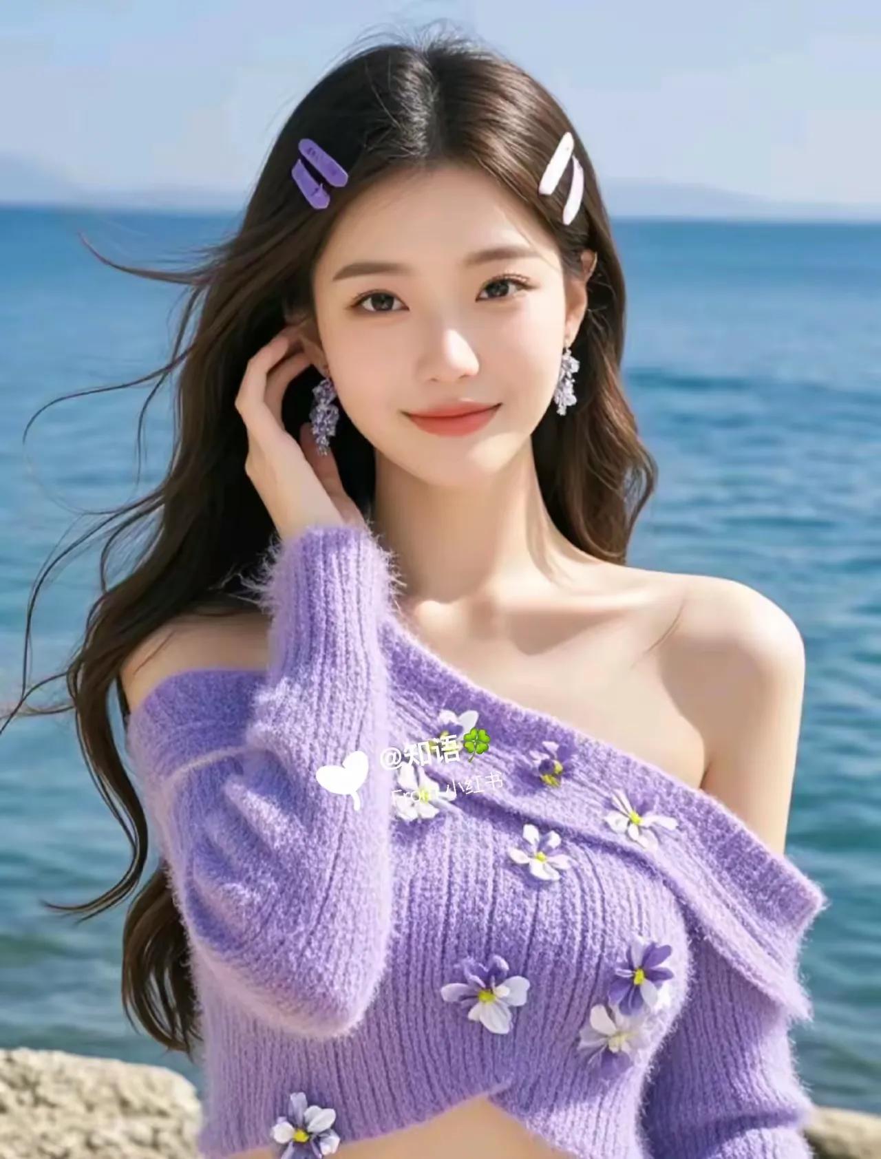 金色的沙滩上，一位美女静立。她身着紫色毛衣连衣裙 ，海风轻拂，裙袂飞扬似云。海藻