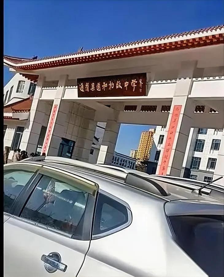 通河中学校门又要换？吊车都待命了！前阵子刚换的牌匾咋又不行了？老百姓心里都明镜似