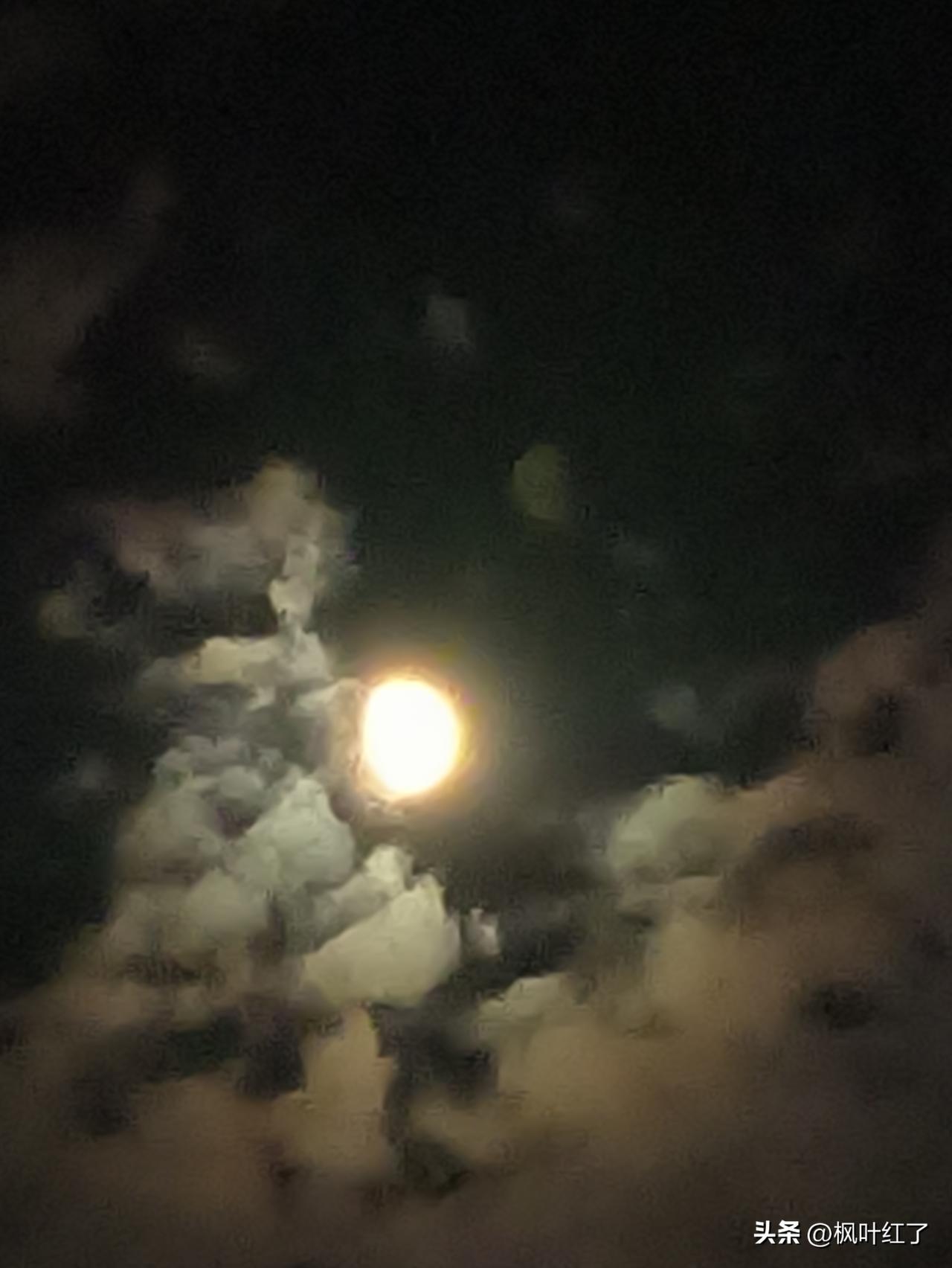 昨天晚上在楼顶上凉快，抬头望天空，发现月亮离我很近。可能是阴天的缘故，月亮的周围