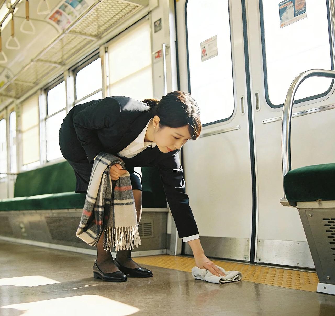 围巾擦地女乘客找到了！这才是城市该有的温度
 
“细微处见人品，小事里藏文明”，