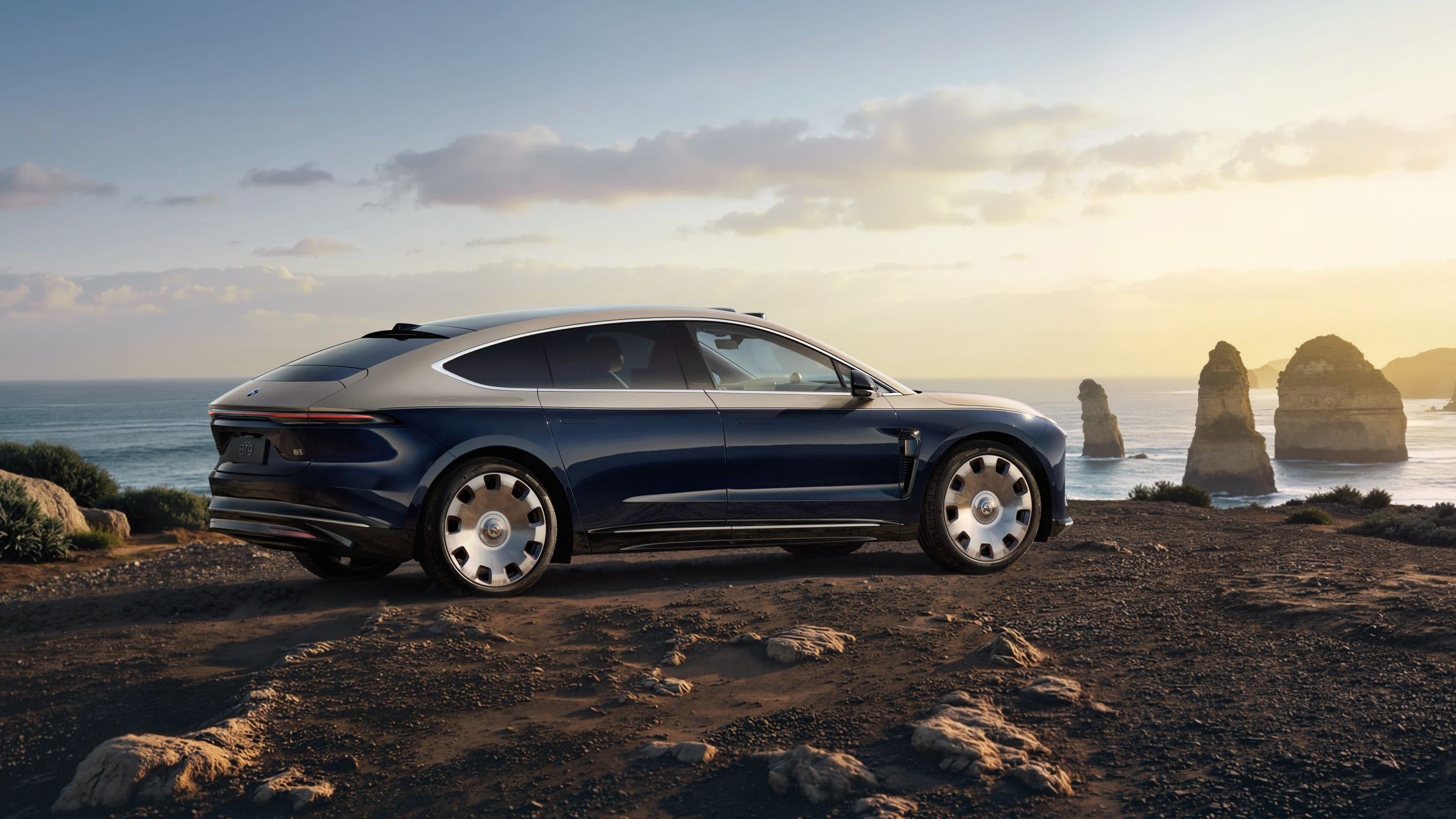 蔚来 ET9地平线特别版浮光跃金与寰宇曜月正式上市，车型售价81.8万元起；选用