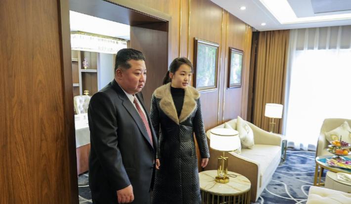据韩联社12月23日报道，朝鲜最高领导人金正恩携女儿去了新开的两家酒店，出席该酒