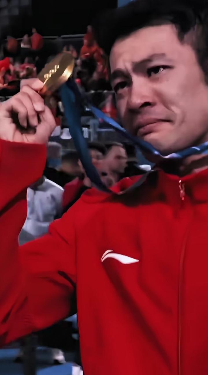 看到宁忠岩拿着金牌哭得像个孩子，我也跟着泪流满面。他这一路太不容易了，日复一日的