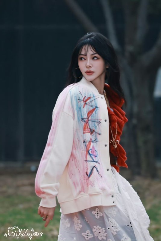 超燃全员团服出街谢可寅出街亮眼又整齐，自带耀眼光芒，和伙伴们携手同行，尽显团队凝