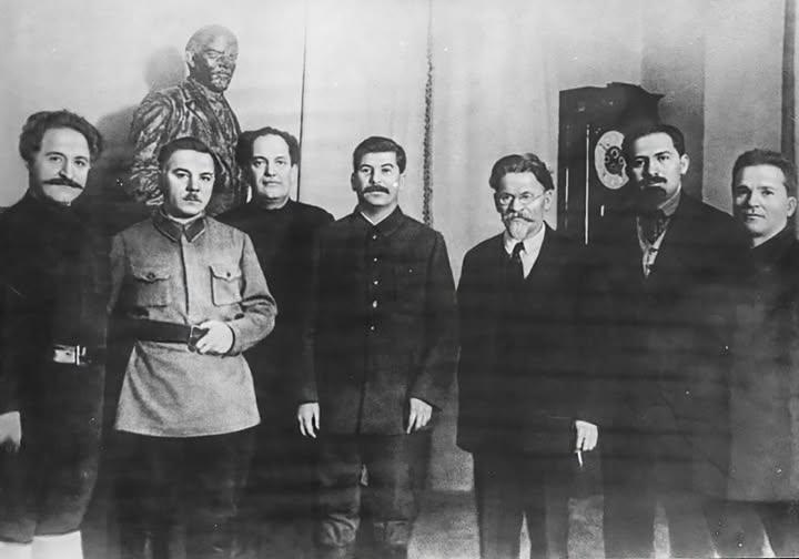 1929年斯大林五十岁生日时，此时的苏共中央政治局委员共 7 人齐聚给他庆祝生日