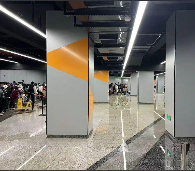 昨天下午，上海地铁娄山关路站突发污水外溢事件，导致通道内弥漫臭味，引发广泛关注。
