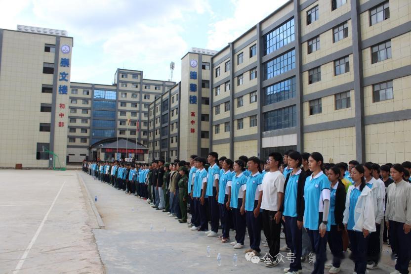 缅北第一中学高一学生的军训结束了。

这所缅北地区的最好学校，也是建成没几年，教
