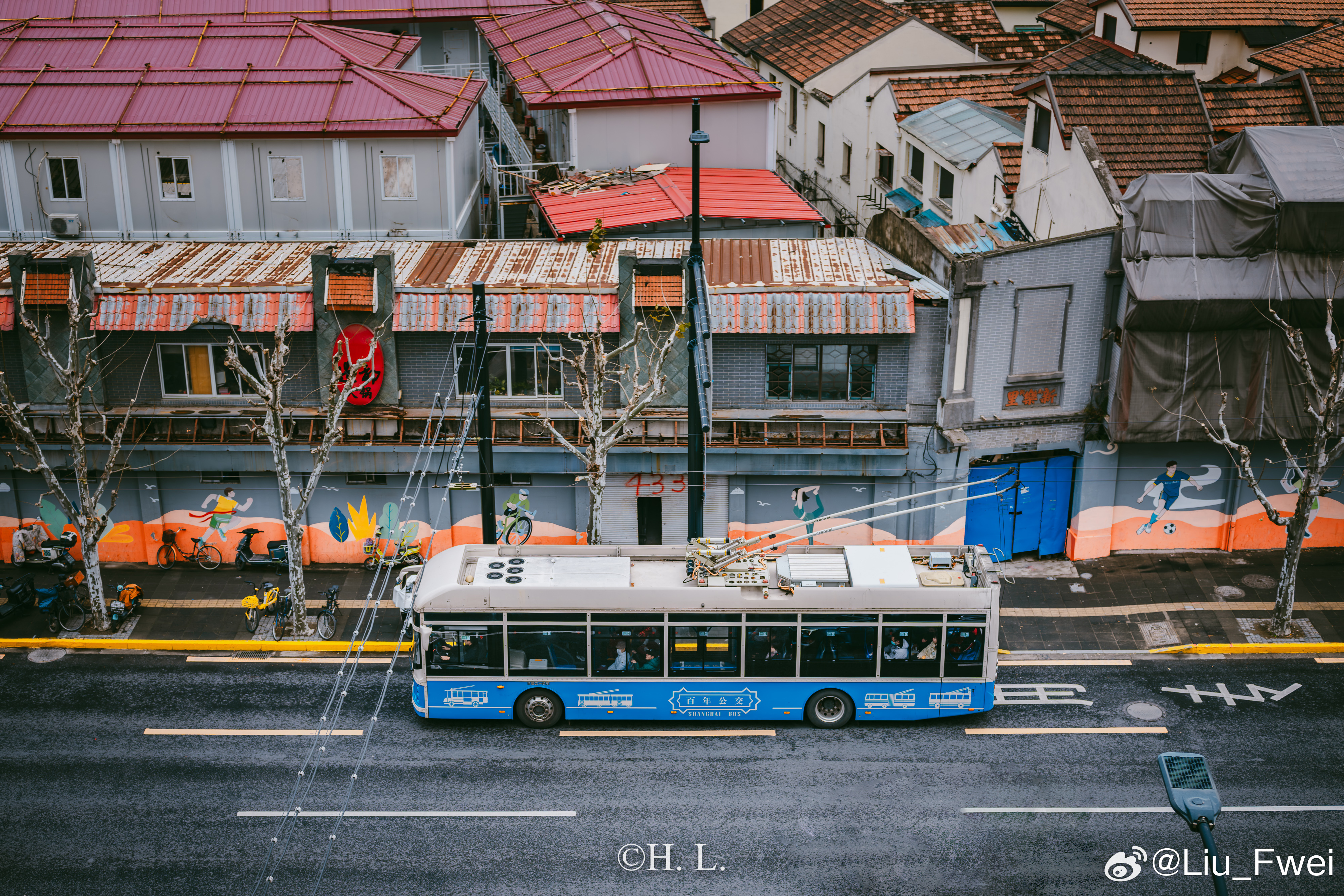 新乐里门口的无轨电车。新乐里的墙内早已变成了临时施工板房。 