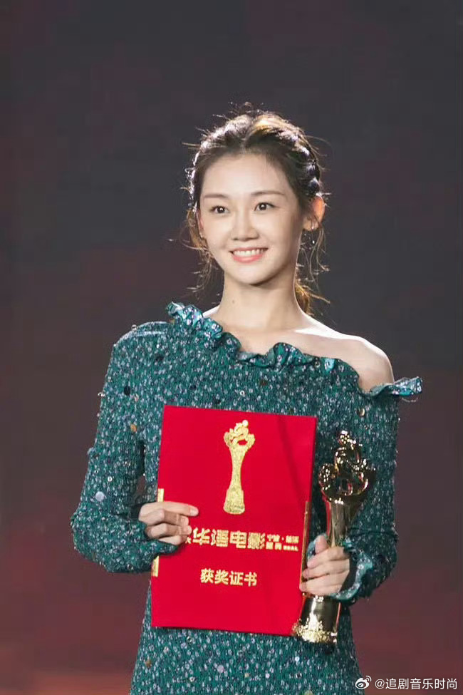 苗苗今年想复出拍戏从舞台到荧幕，从家庭到回归演艺，苗苗每一步都走得从容又勇敢，大