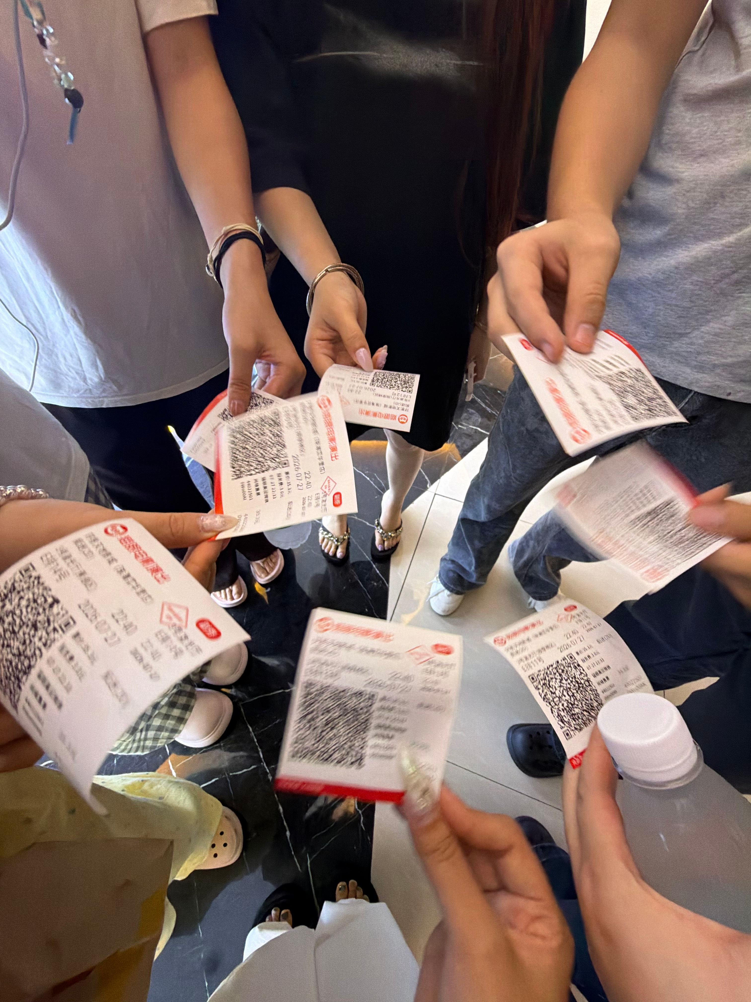 我们来看痴迷。。。真的太吓人了。吓晕了太恐怖了啊啊啊啊啊啊我全程都不敢看。看完每