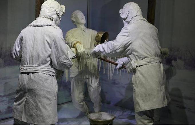1941年，在零下40度的内蒙，几名731部队士兵把一名冻成“雪人”的妇女押回实