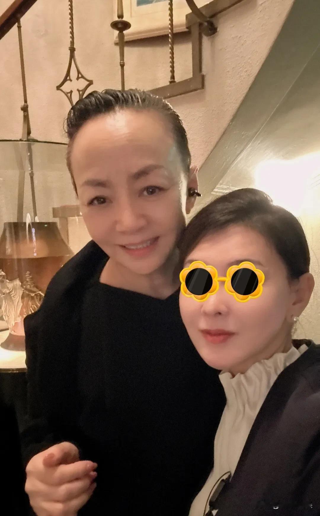 宋丹丹老师现身日本旅游、逛街，她肤色很白，脸很小，身材高瘦，穿搭休闲。65岁能保