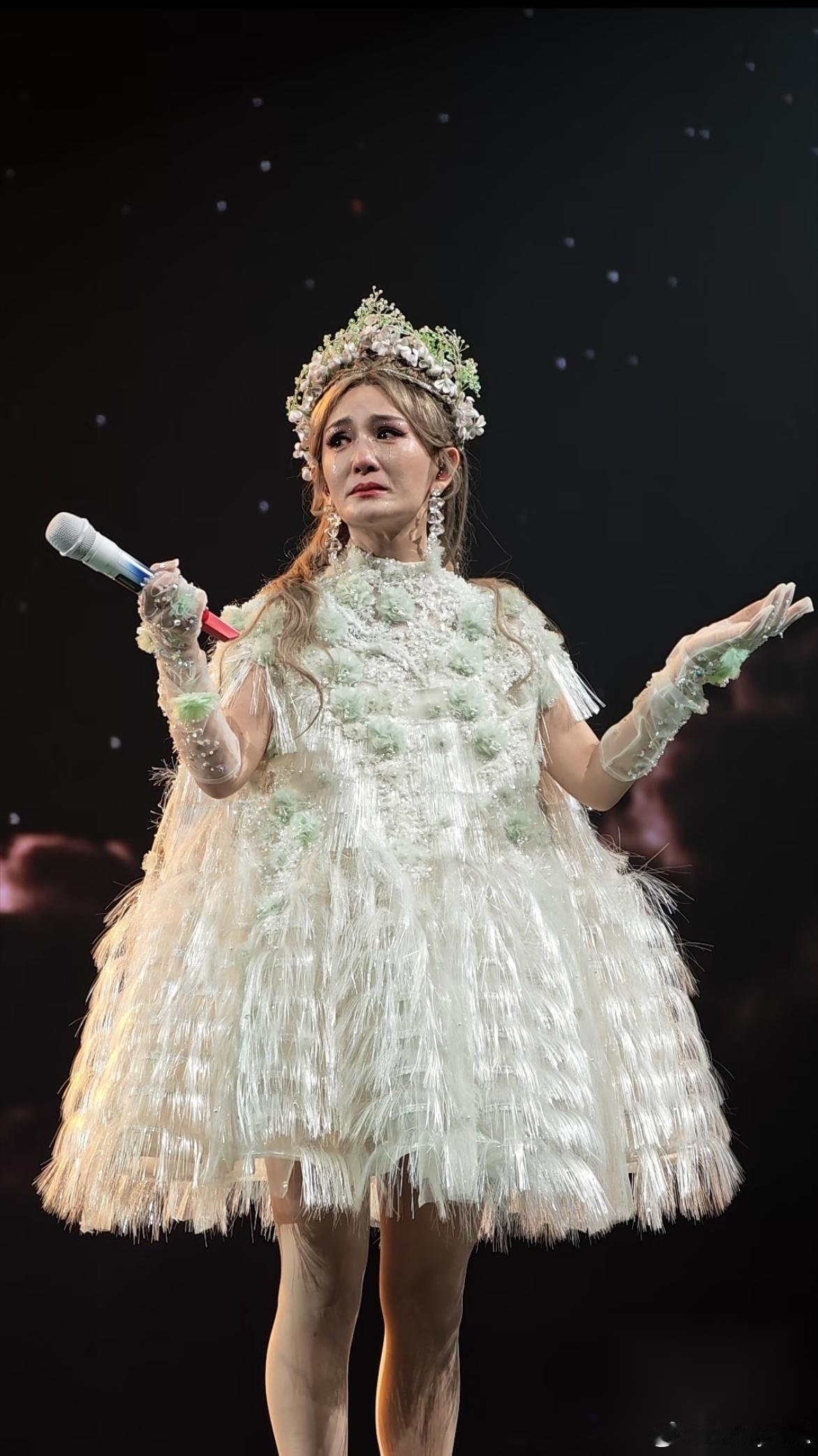 终于明白！ 张杰当年为什么会娶谢娜 美貌和性格是一方面，最重要的就是她帮他兜底的