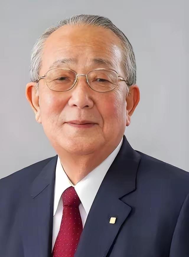 1997年，身家200亿的日本富商稻盛和夫，被查出来癌症，当他得知后，仅仅只是愣