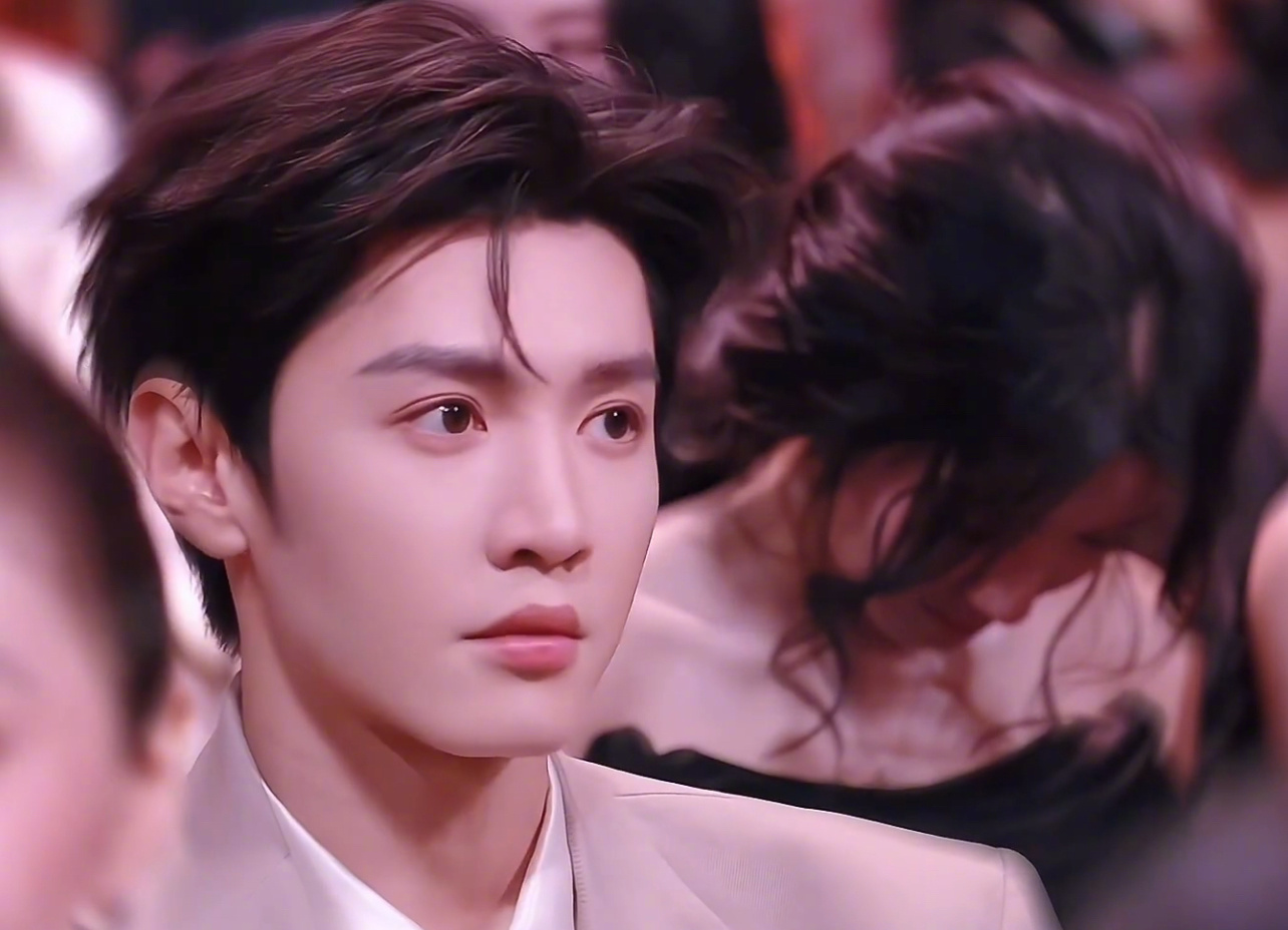 陈哲远这竟然是官摄 陈哲远这竟然官摄！还是怼脸那种，偷偷比心饭撒也好可爱啊 