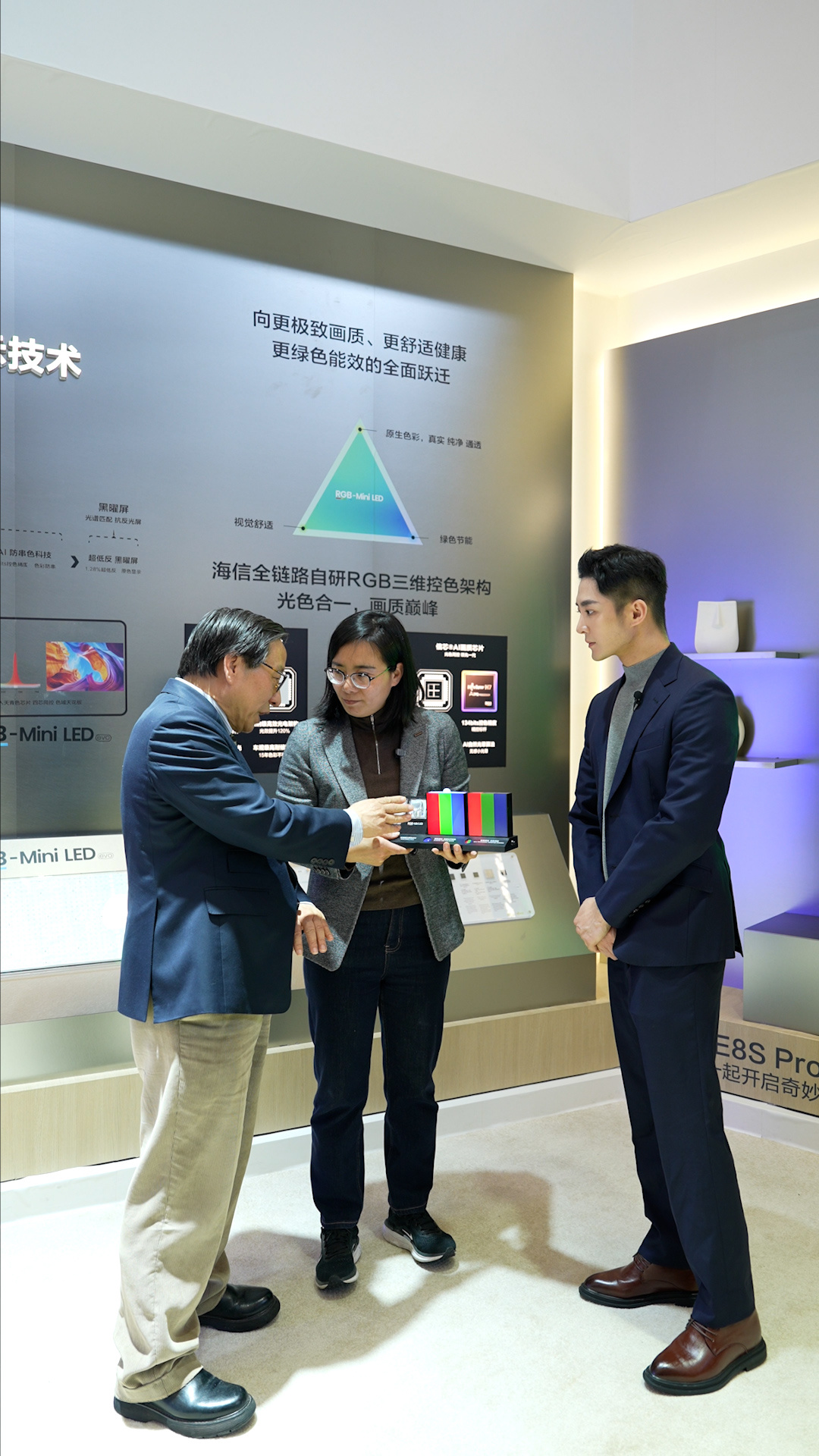 建议大家去记录感知幸福的瞬间 爸妈第一次使用智能家居有些无措，海信机器人用温和语