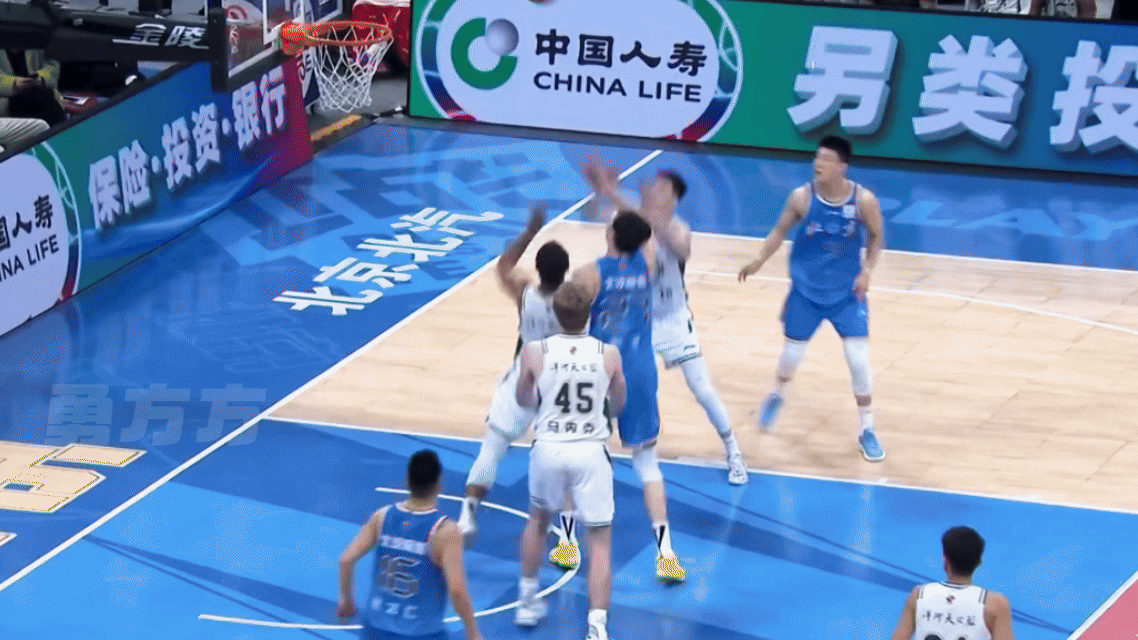 北京首钢 我看到有人想要雷蒙奋力救球的动图，那就来一个！雷子归来，防守强度确实立