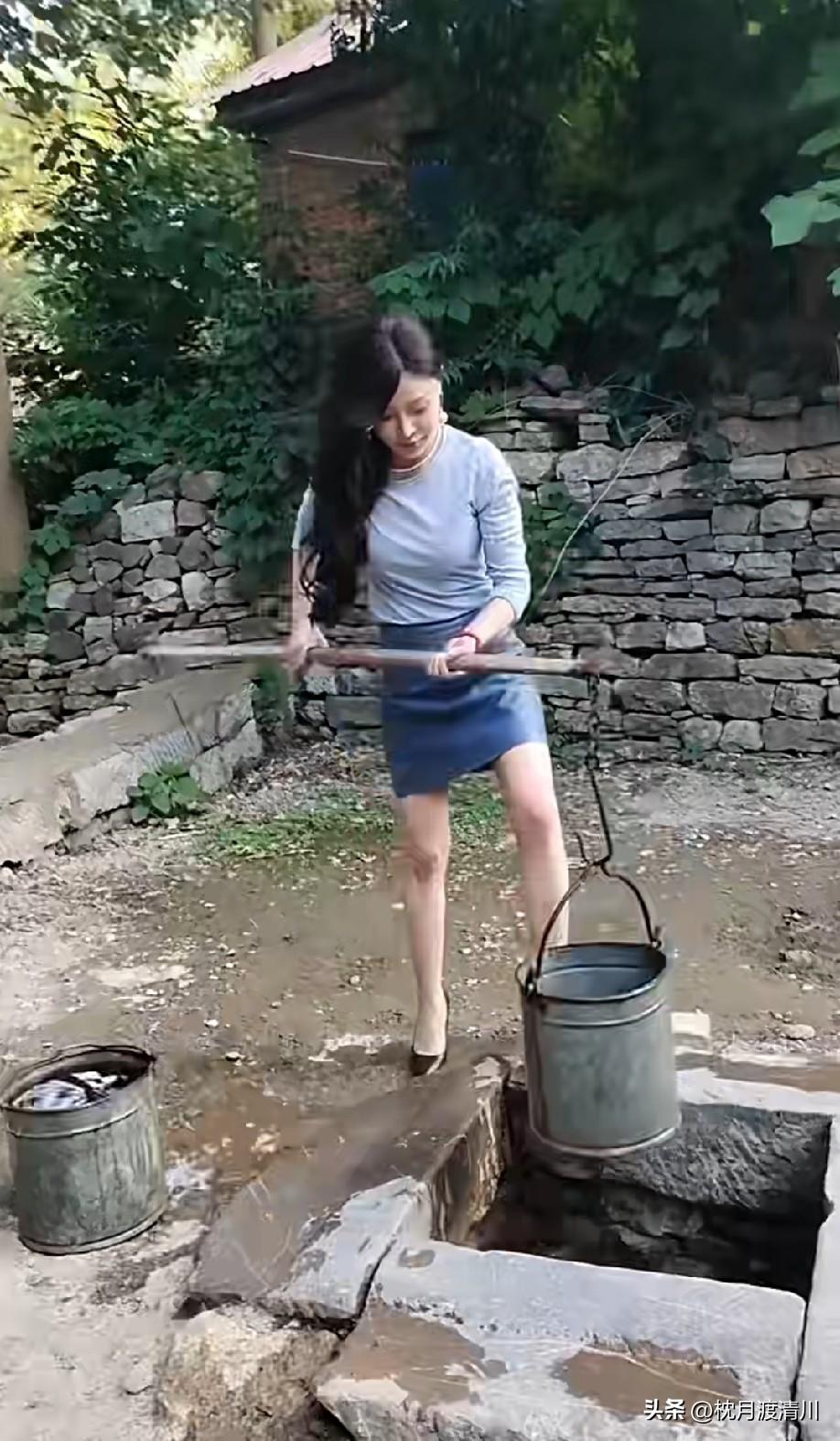 这口井没有围栏吗？要是孩子或走夜路都可能摔下去！下雨时也会有污水流进去！